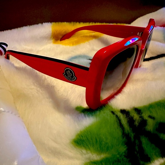 New Moncler Blanche Sunglasses - Picture 2 of 16